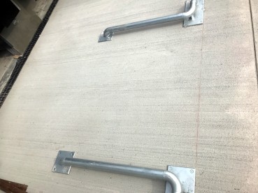 Pair of Nani vehicle wheel guides dowelled on concrete (1900 mm) extra robust